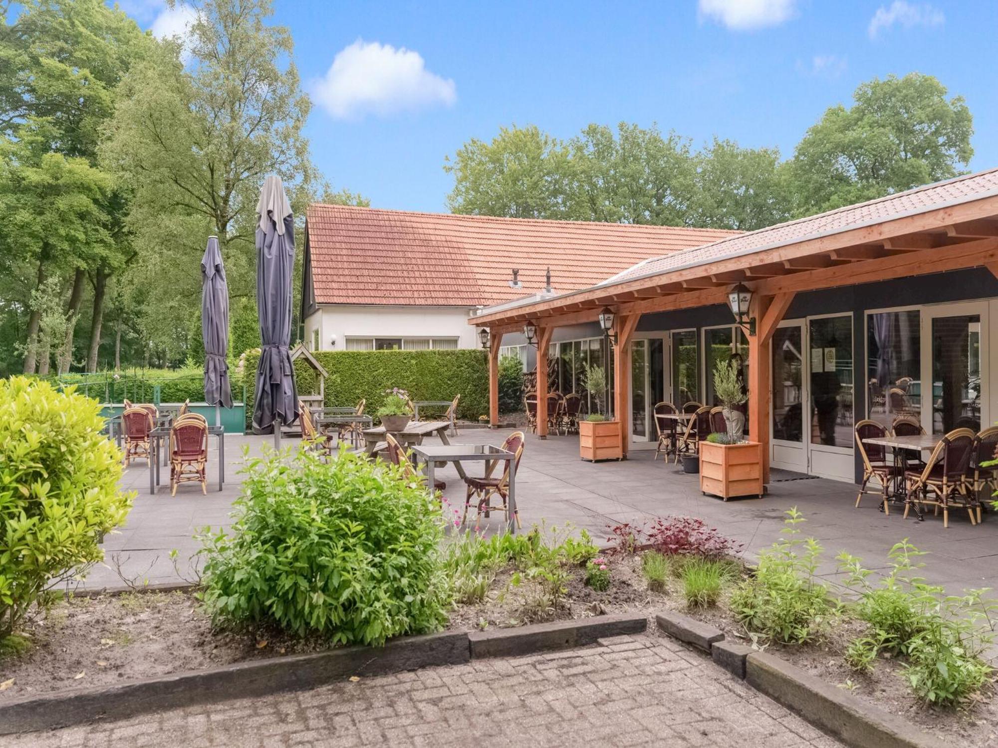 Vledder Beautiful Chalet In The Woods With A Shared Pool מראה חיצוני תמונה